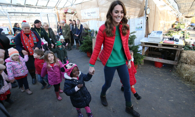 FULL FART: Det var ingen tvil om at hertuginne Kate hadde nok å gjøre på julemarkedet. Foto: NTB Scanpix FULL FART: Det var ingen tvil om at hertuginne Kate hadde nok å gjøre på julemarkedet. Foto: NTB Scanpix